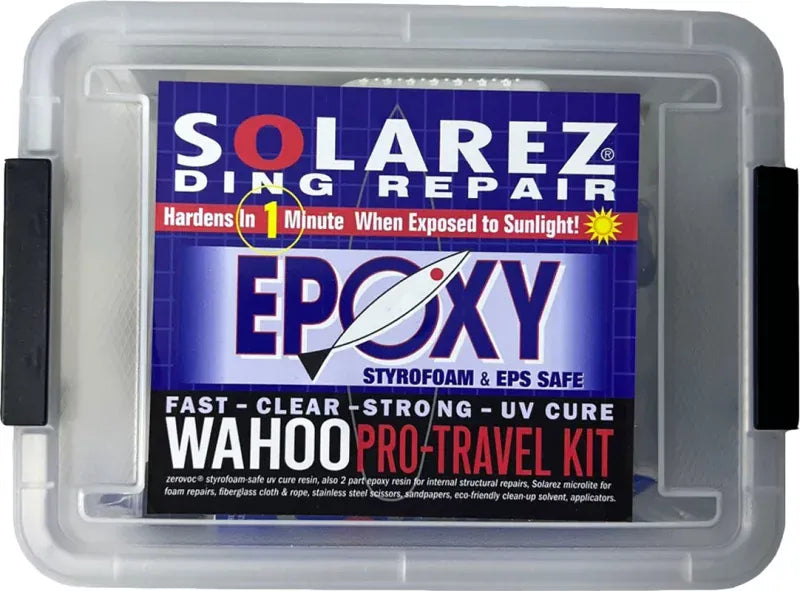 Ein durchsichtiger Kunststoffkoffer mit der Aufschrift "Solarez - Epoxy Travel Repairkit Pro" enthält schnell aushärtendes Epoxidharz von Solarez, das in 1 Minute mit Sonnenlicht aushärtet, UV-gehärtet ist und für Styropor und EPS sicher ist.