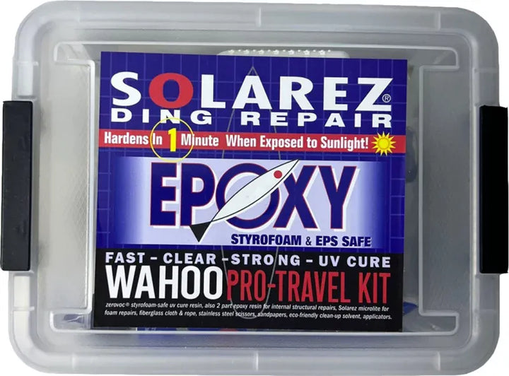 Ein durchsichtiger Kunststoffkoffer mit der Aufschrift "Solarez - Epoxy Travel Repairkit Pro" enthält schnell aushärtendes Epoxidharz von Solarez, das in 1 Minute mit Sonnenlicht aushärtet, UV-gehärtet ist und für Styropor und EPS sicher ist.