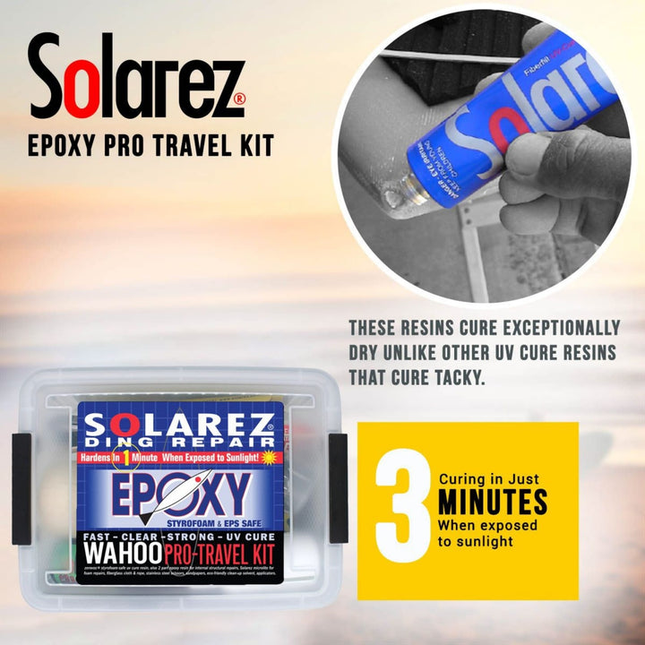 Jemand repariert ein Surfbrett mit Solarez - Epoxy Travel Repairkit Pro. Das Bild zeigt ein durchsichtiges Kunststoff-Kit mit der Aufschrift Solarez und erklärt, dass das Epoxidharz in 3 Minuten aushärtet, wenn es dem Sonnenlicht ausgesetzt wird.