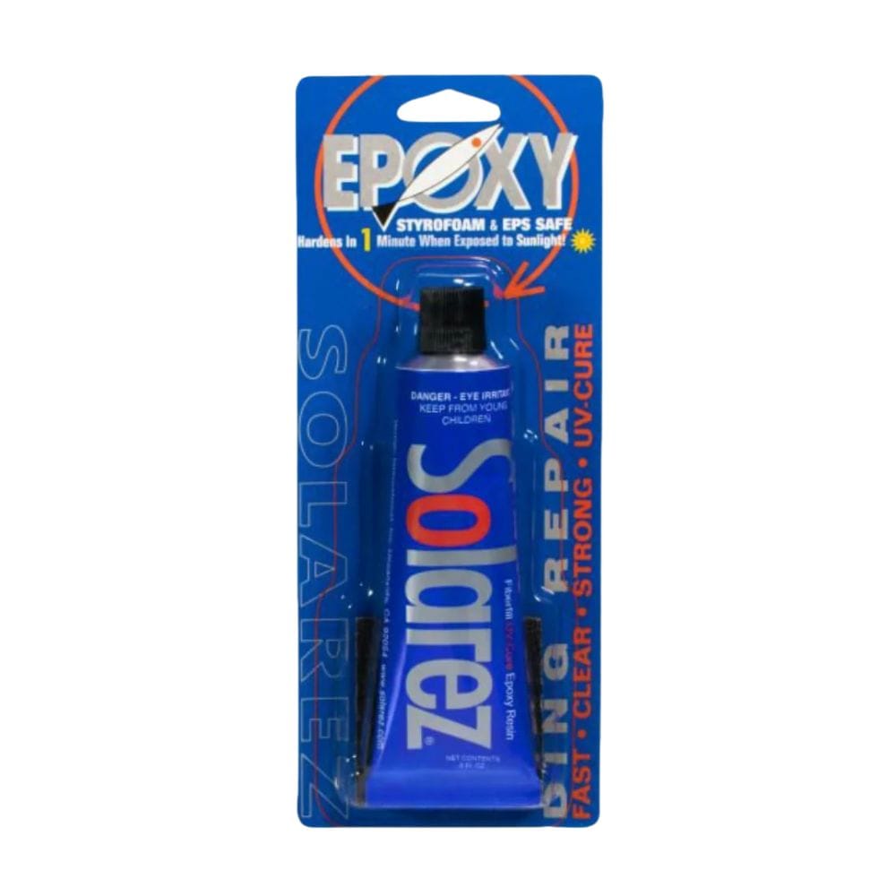 Eine blaue Tube Solarez - Epoxy Weenie Ding Repair (0,5oz/14,75ml) in einer Plastikverpackung mit der Aufschrift schnelles, klares, starkes UV-härtendes Epoxy von Solarez; sicher für Styropor/EPS mit Warnhinweisen und Anweisungen auf der Vorderseite.