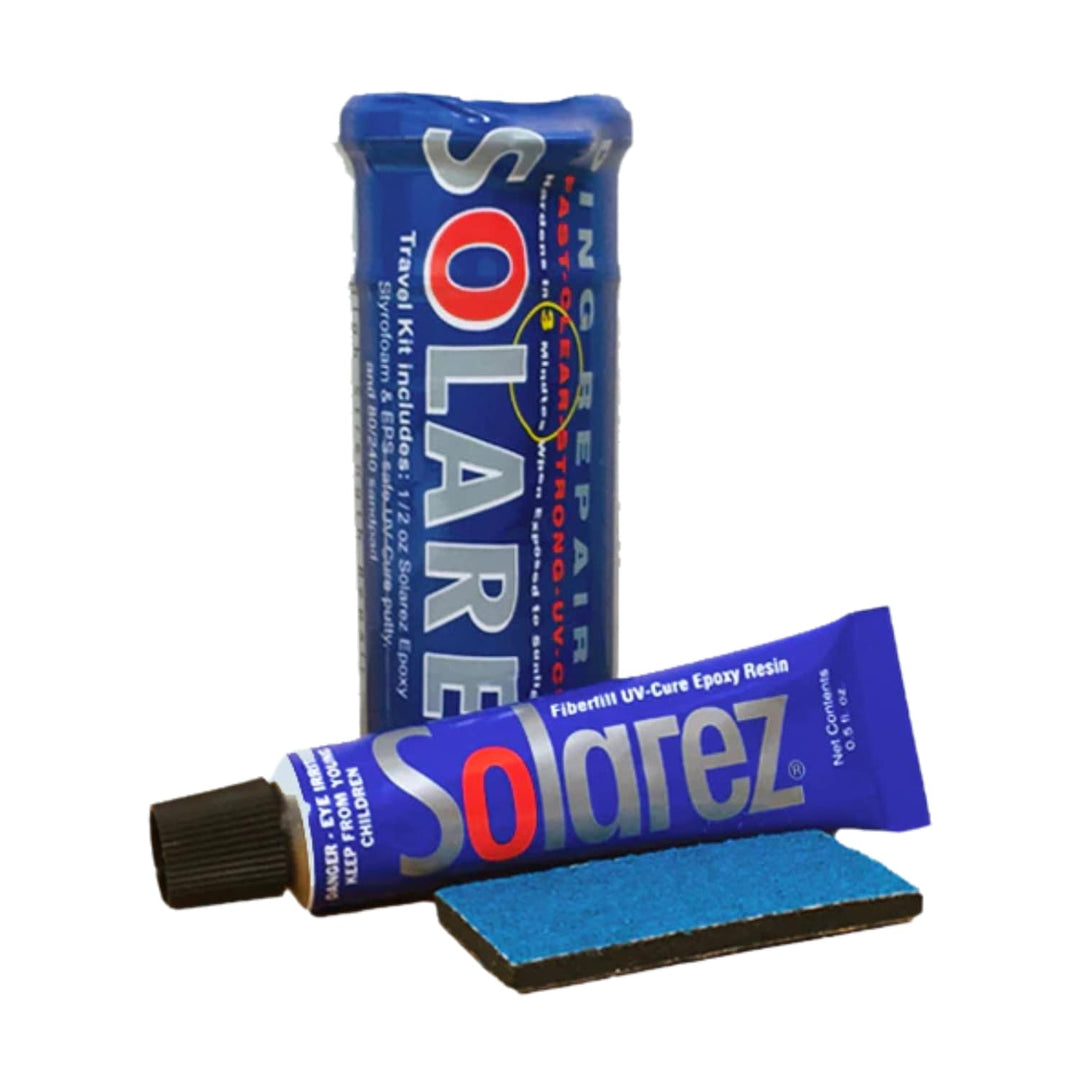 Das Solarez Epoxy Weenie Travel Kit, bestehend aus einem blauen Schleifpad und einem blauen Kunststoffbehälter mit Branding, ist auf weißem Hintergrund abgebildet und erleichtert die Reparatur von Surfbrett-Epoxid.