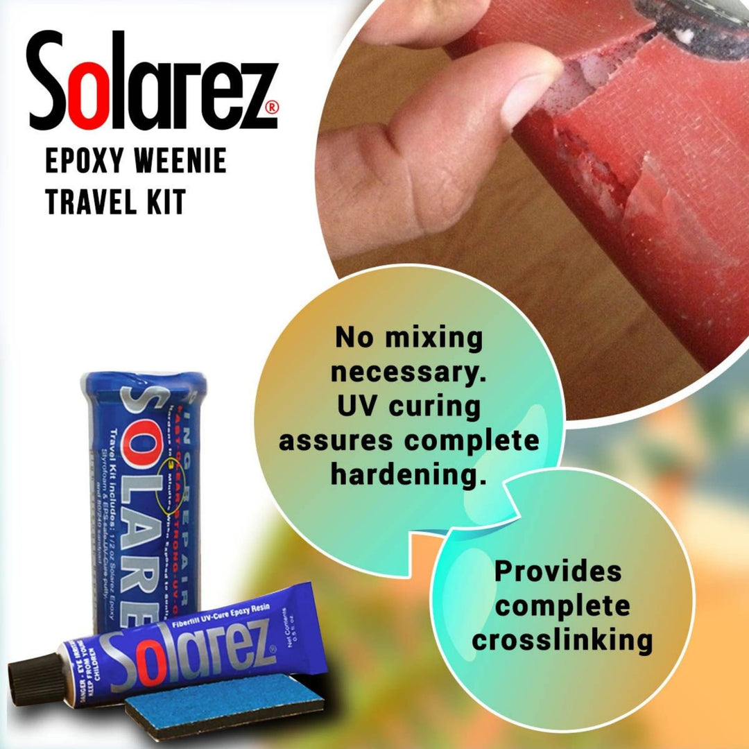 Eine Hand trägt das Solarez Epoxy Weenie Travel Kit von Solarez auf eine beschädigte rote Oberfläche auf. Die Verpackung des Kits und der blaue Applikator sind unten abgebildet und verdeutlichen diese praktische Lösung für die Reparatur von Surfbrettern mit Epoxidharz.