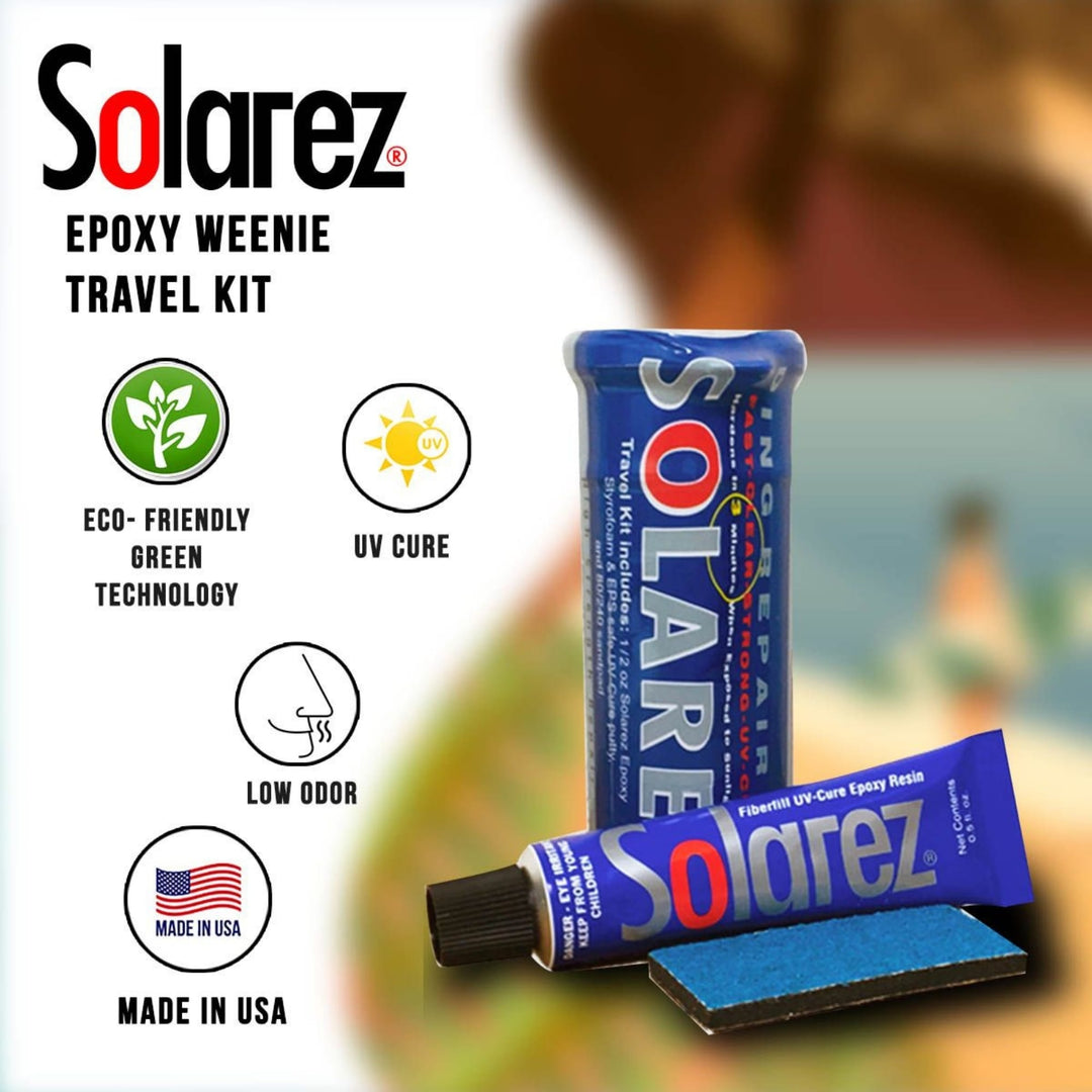 Das Solarez Epoxy Weenie Travel Kit von Solarez ist ideal für schnelle Surfboard-Reparaturen und enthält eine blaue Tube, einen Kunststoffbehälter und einen Schleifschwamm. Mit umweltfreundlicher Technologie, UV-Härtung, geringem Geruch und Qualität "Made in USA".