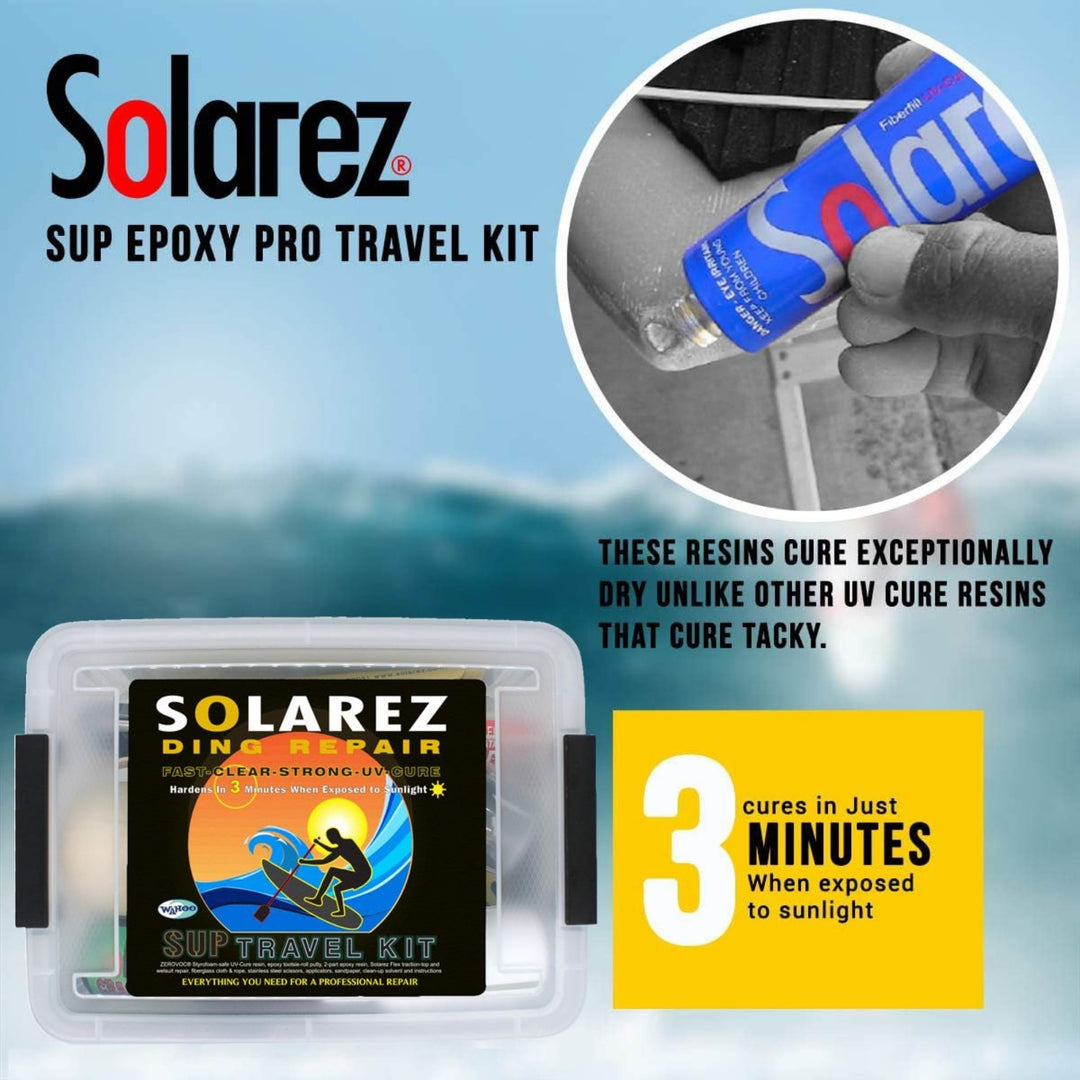 Das Solarez SUP Epoxy Travel Kit von Solarez wird mit seiner Verpackung, der Harzanwendung für Boardreparaturen und dem Text gezeigt, der darauf hinweist, dass das Epoxidharz in 3 Minuten im Sonnenlicht aushärtet und im Gegensatz zu anderen UV-härtenden Harzen trocknet.