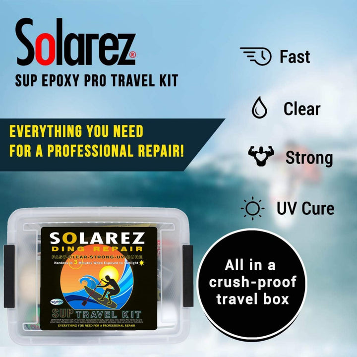 Das Solarez SUP Epoxy Travel Kit von Solarez ist in einem durchsichtigen Koffer untergebracht. Es enthält schnelles, starkes UV-härtendes Epoxidharz in einer bruchsicheren Reisebox - ideal für schnelle Boardreparaturen als Epoxidharz-Set. Im Hintergrund ist verschwommenes Wasser zu sehen.