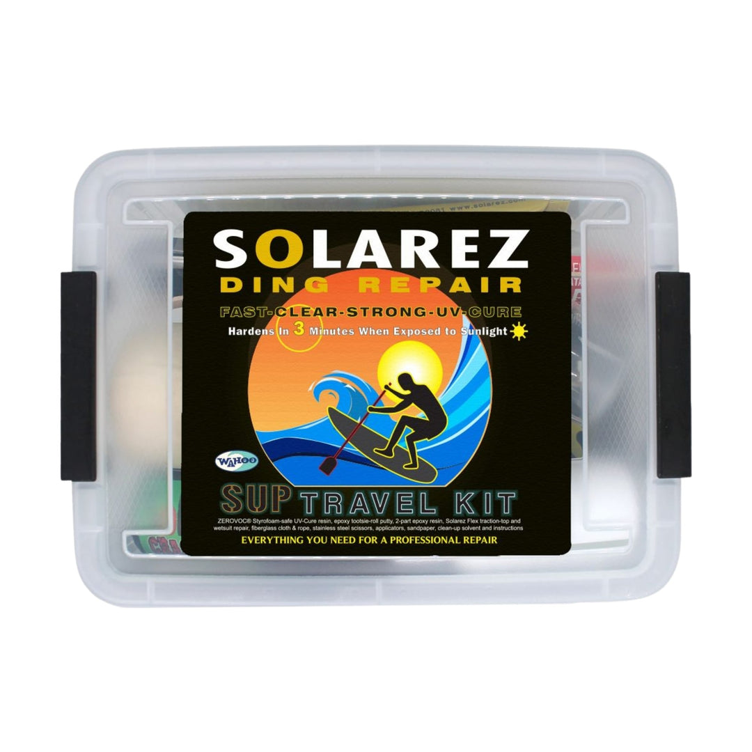 Das Solarez SUP Epoxy Travel Kit ist eine klare Kunststoffbox mit schwarzen Seitenverschlüssen. Auf dem Etikett sind die Marke Solarez, eine Surfergrafik und der Hinweis auf schnelle UV-härtende Boardreparaturen für Paddelboards abgebildet - ideal als Epoxy-Set für die Reise-Reparatur.