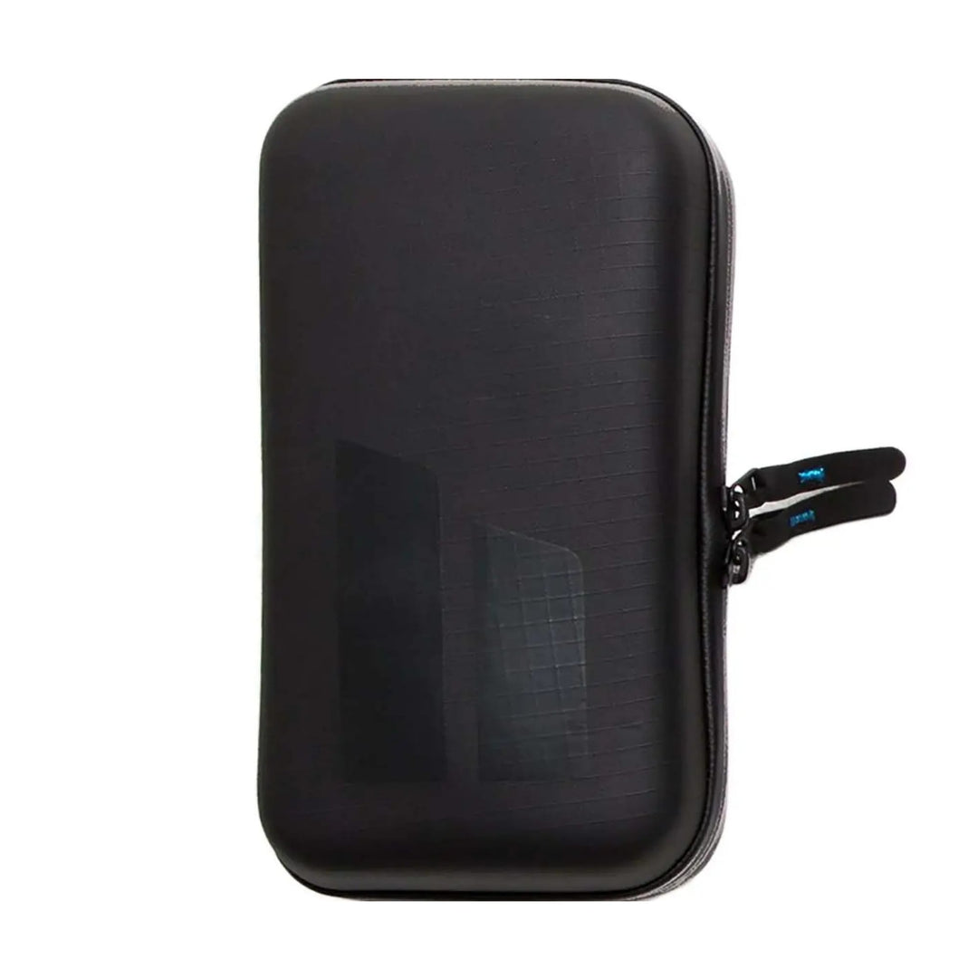 Das FCS Fin Case von FCS ist ein schwarzes Hartschalenetui mit zwei Reißverschlüssen und einem dezenten geometrischen Muster, das aufrecht vor einem weißen Hintergrund abgebildet ist - ideal, um Ihre Surfboard-Flossen geordnet und geschützt aufzubewahren.