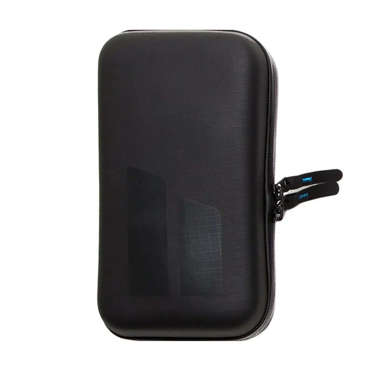 Das FCS Fin Case von FCS ist ein schwarzes Hartschalenetui mit zwei Reißverschlüssen und einem dezenten geometrischen Muster, das aufrecht vor einem weißen Hintergrund abgebildet ist - ideal, um Ihre Surfboard-Flossen geordnet und geschützt aufzubewahren.