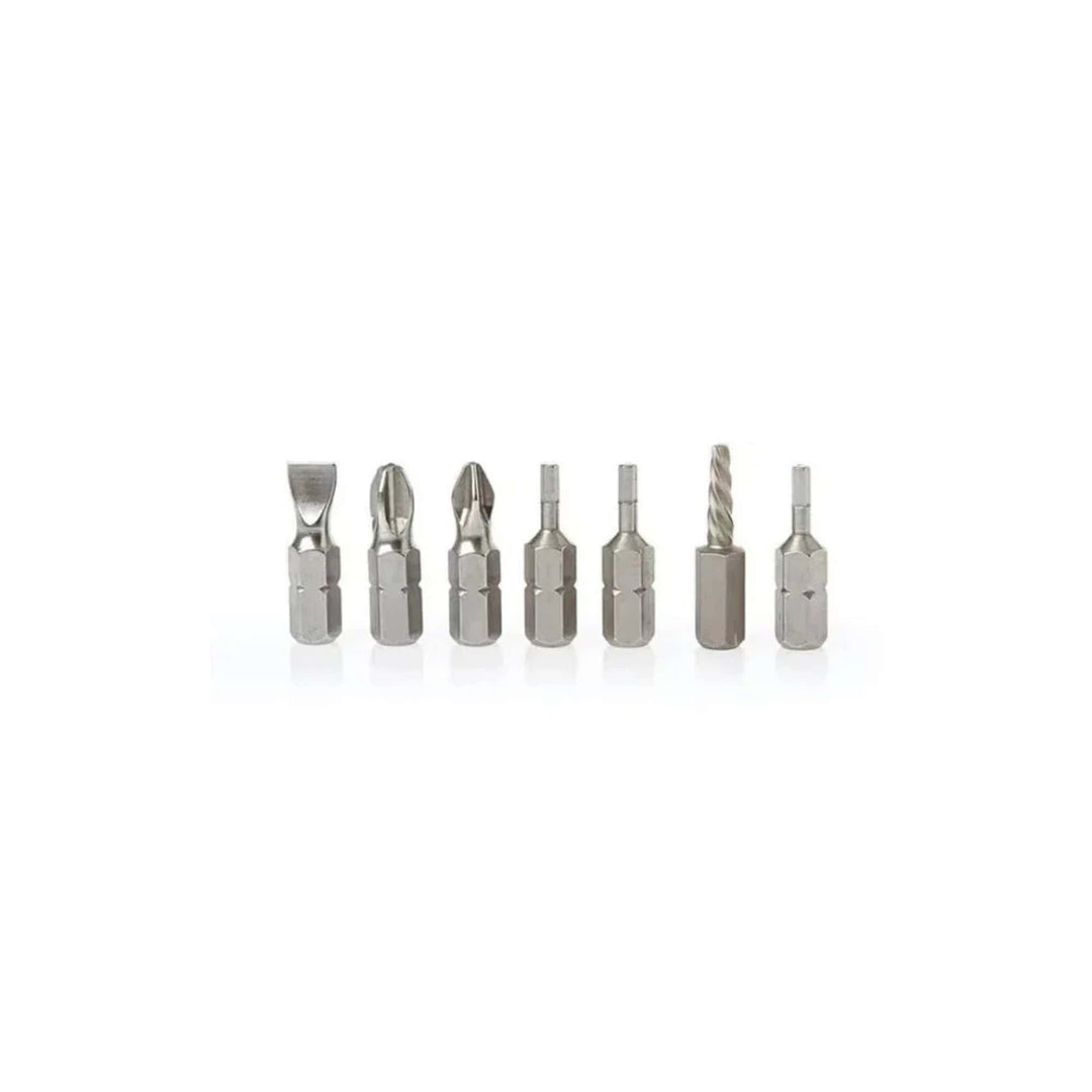 Eine Reihe von sieben FCS Ratchet Tool Bits für Finnenschrauben, einschließlich eines Surfboard Fin Key, mit verschiedenen Spitzenformen und -größen, sind aufrecht auf einer weißen Fläche vor einem schlichten weißen Hintergrund angeordnet.
