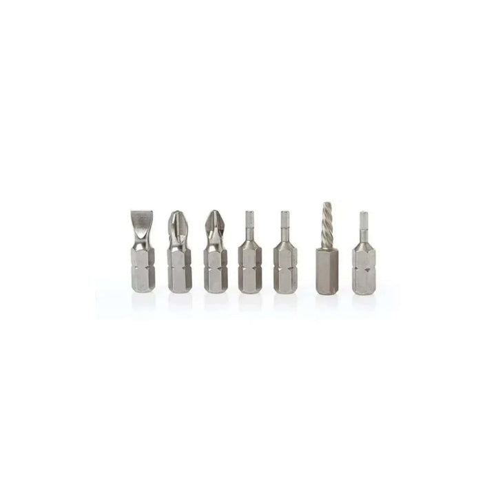 Eine Reihe von sieben FCS Ratchet Tool Bits für Finnenschrauben, einschließlich eines Surfboard Fin Key, mit verschiedenen Spitzenformen und -größen, sind aufrecht auf einer weißen Fläche vor einem schlichten weißen Hintergrund angeordnet.
