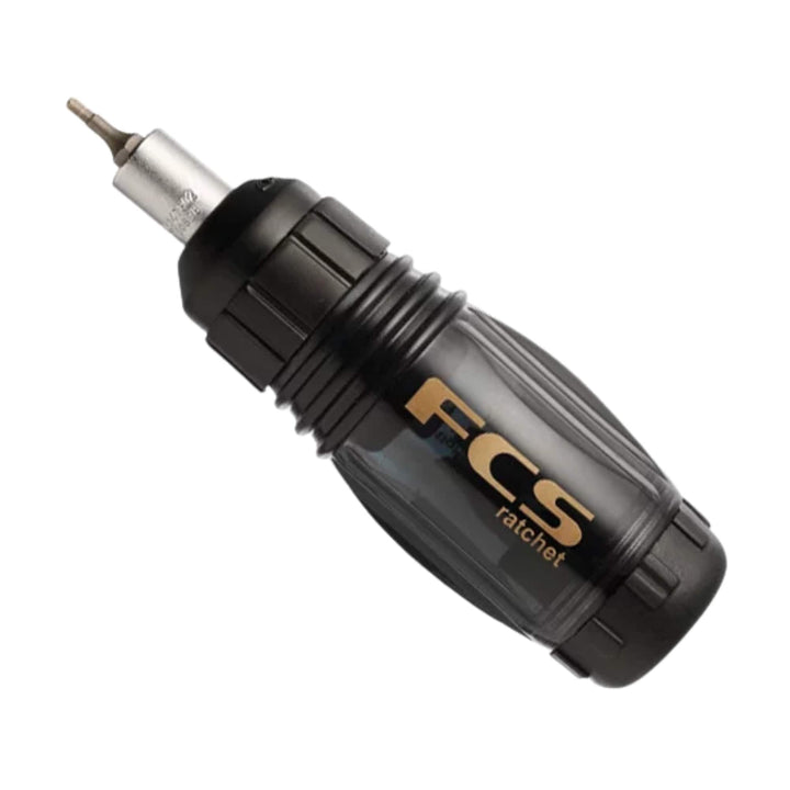 Das FCS Ratchet Tool (für Finnenschrauben) ist ein kompaktes, schwarz-silbernes Werkzeug von FCS mit strukturiertem Griff und goldenem "FCS ratchet"-Schriftzug auf dem Griff, ideal für die schnelle Anpassung von Surfboard-Finnen.