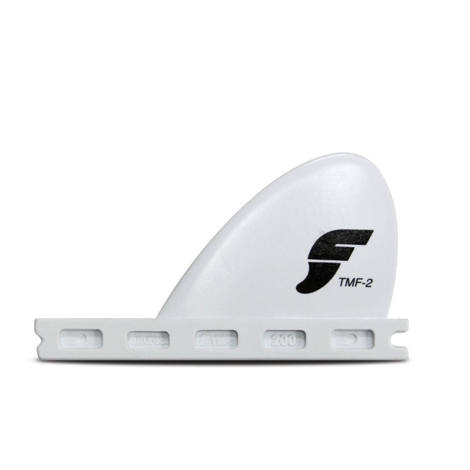 Eine weiße Futures FUTURES Knubster Fin Surfboard-Trailerfinne mit schwarzem F-Logo und TMF-2-Etikett, mit geschlitzter Basis für die Montage, ist vor einem einfarbig weißen Hintergrund abgebildet.