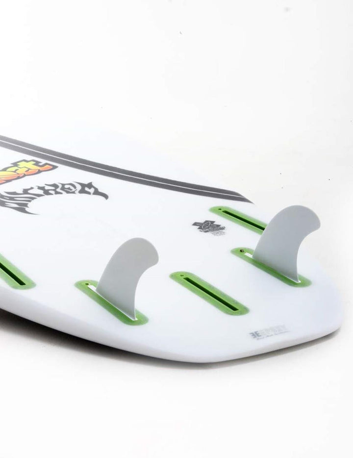 Nahaufnahme der Unterseite eines weißen Surfbretts mit drei grün montierten FUTURES Quad Rear 2 Fin Set 3.75 Sym Thermotech Finnen, einer schwarz-gelben Grafik und einem kleinen Logo, alles auf einem schlichten weißen Hintergrund.