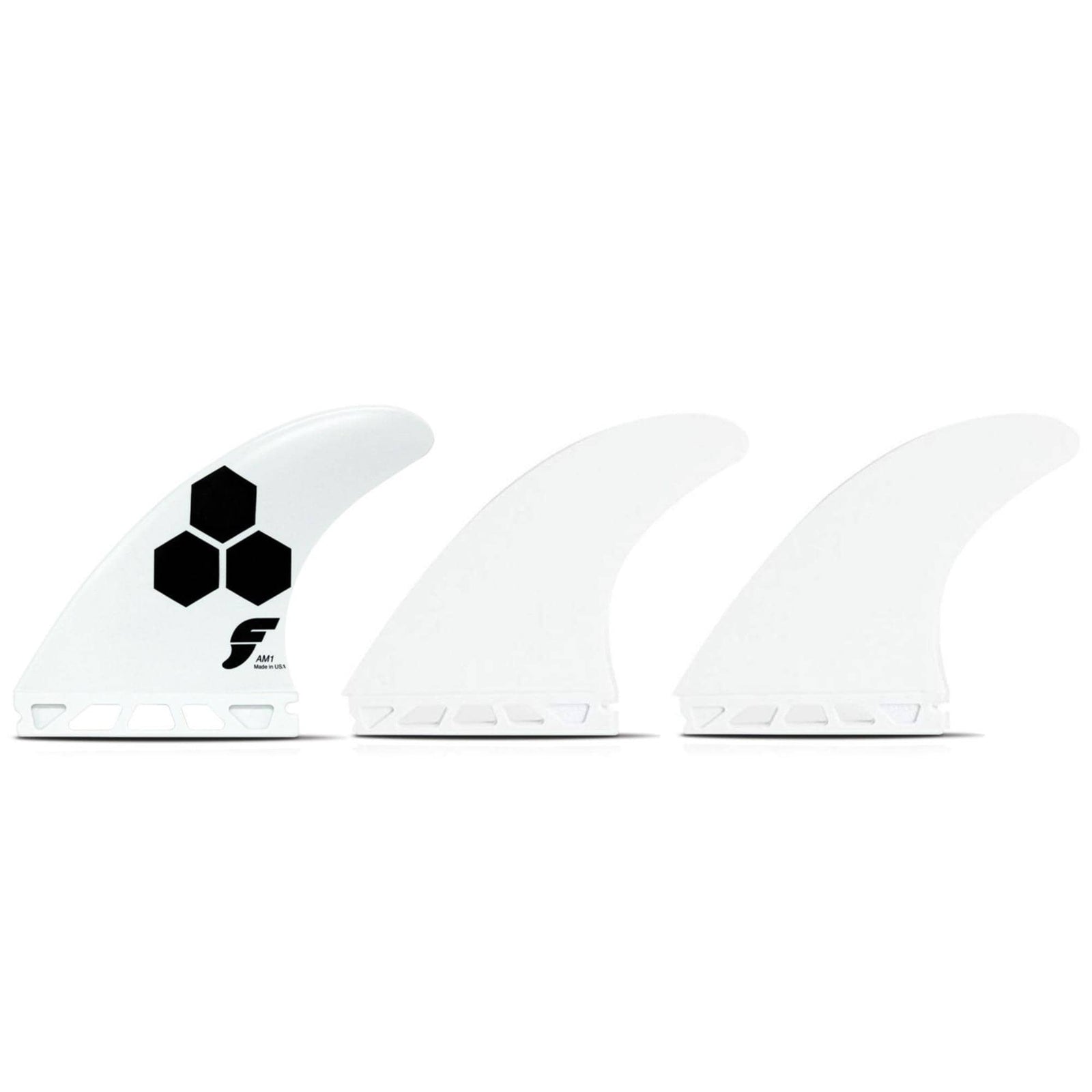 Das Futures FUTURES Thruster Finnen Set AM1 Al Merrick Thermotech besteht aus drei weißen Finnen mit sicheren Futures Truss Bases. Die linke Flosse zeigt ein schwarzes Sechseckmuster und ein Logo, während die mittlere und rechte Flosse einfach weiß sind.