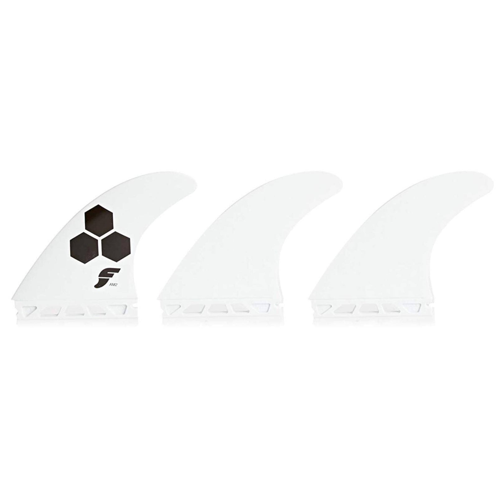 Drei weiße FUTURES Thruster Finnen Set AM2 Al Merrick Thermotech Finnen von futures sind nebeneinander abgebildet; die linke Finne trägt ein schwarzes Sechseck-Logo mit einem stilisierten "F", während die beiden anderen einfarbig weiß sind.