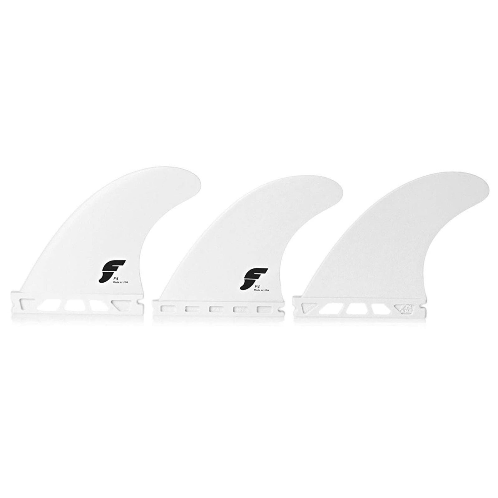 Drei identische weiße FUTURES Thruster Finnen Set F4 Thermotech S Finnen von futures, nebeneinander auf weißem Hintergrund abgebildet. Diese Glasfaserflossen verfügen über geschlitzte Basen für eine einfache Befestigung an Ihrem Surfbrett.