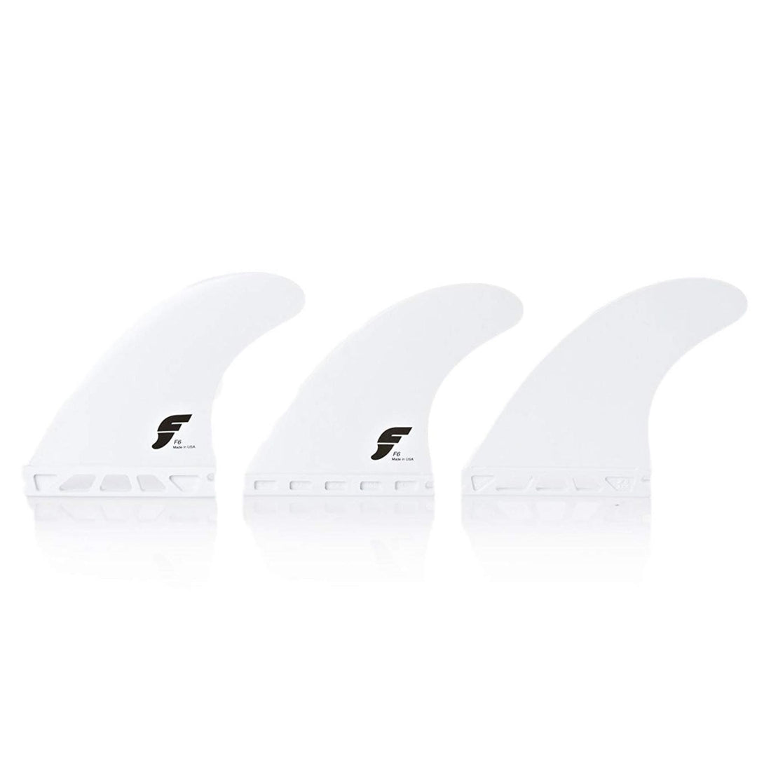 Drei identische FUTURES Thruster Fin Set F6 Thermotech M Finnen von futures, im minimalistischen weißen Design mit kleinen schwarzen Logos und sichtbaren Truss Base Details, sind in einer Reihe vor einem schlichten weißen Hintergrund angeordnet.