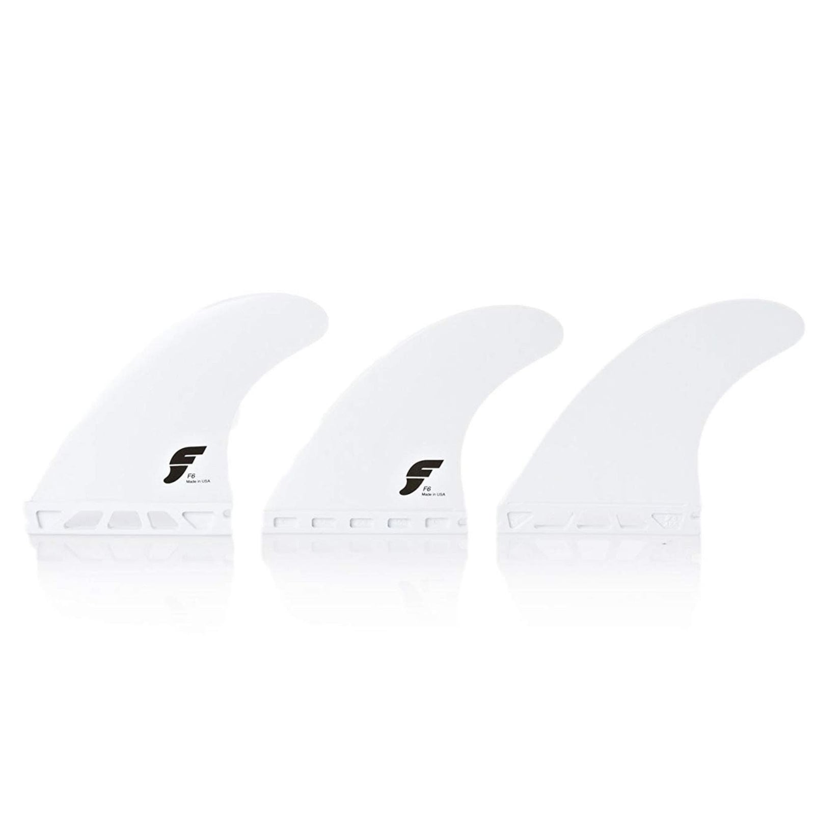 Drei identische FUTURES Thruster Fin Set F6 Thermotech M Finnen von futures, im minimalistischen weißen Design mit kleinen schwarzen Logos und sichtbaren Truss Base Details, sind in einer Reihe vor einem schlichten weißen Hintergrund angeordnet.