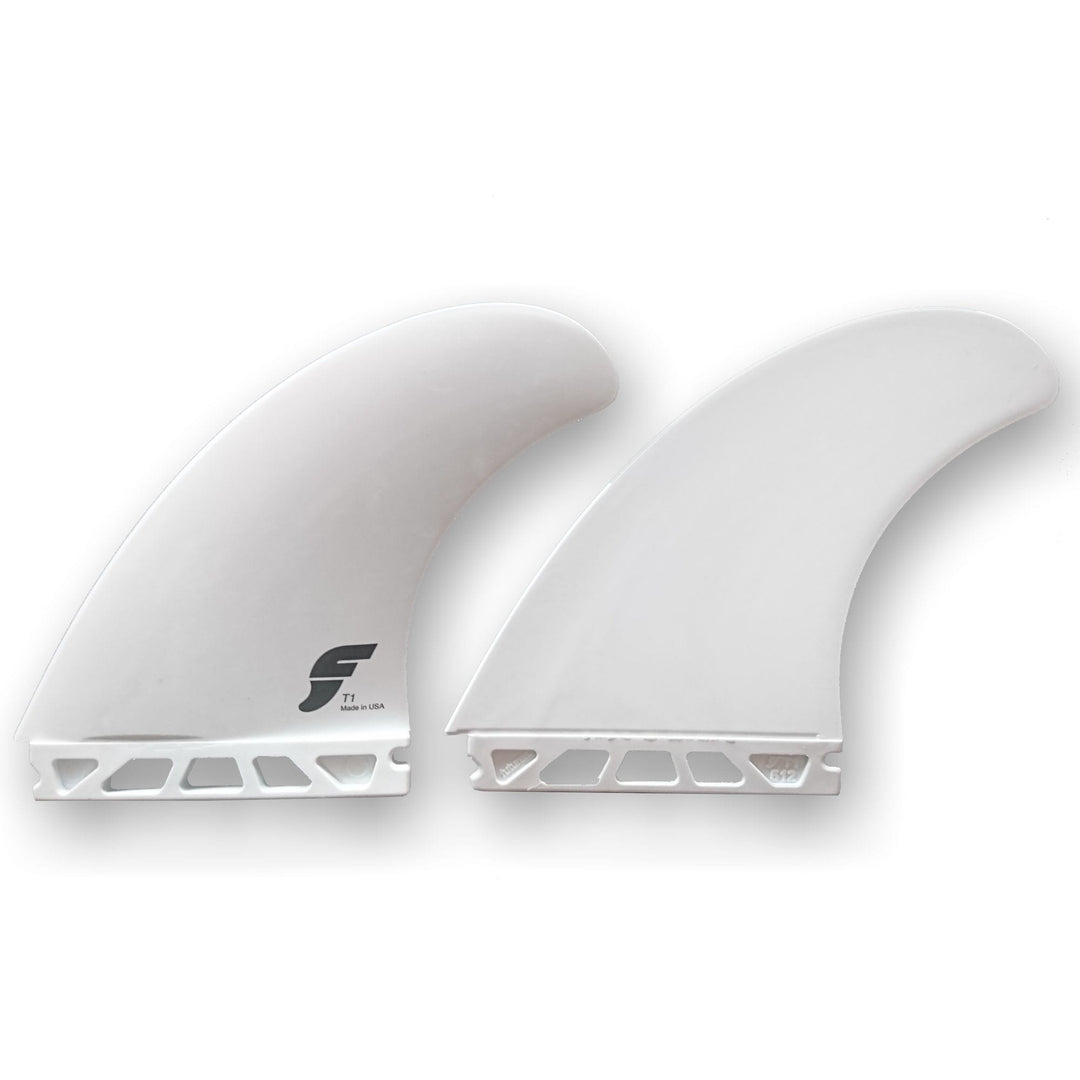 Das Futures FUTURES Twin Fin Set T1 Thermotech besteht aus zwei weißen Surfboard-Finnen mit Wabenmuster und einer mit der Futures Truss Base und schwarzem Logo. Ideal für Surfer, die zuverlässige Leistung und Stil suchen.