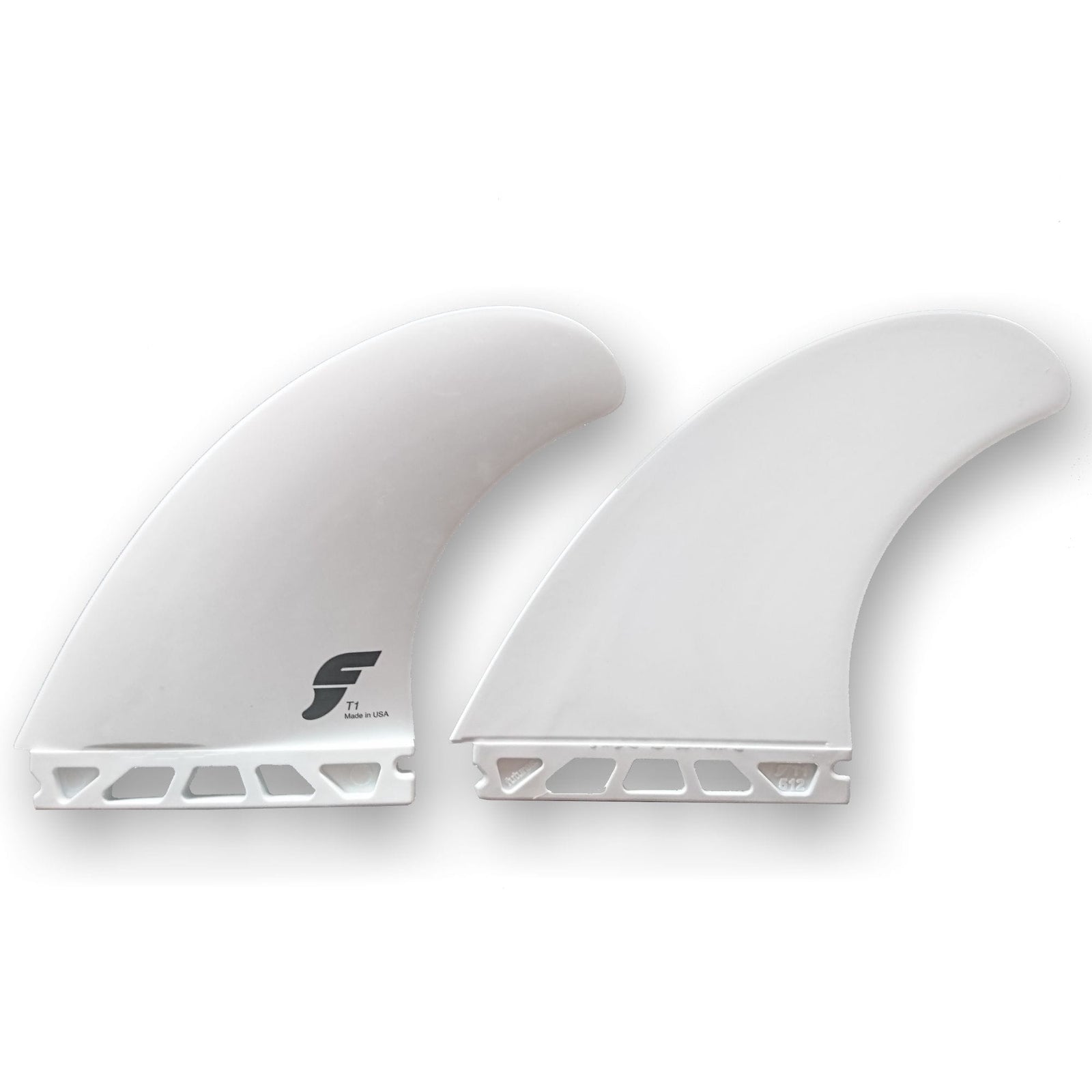 Das Futures FUTURES Twin Fin Set T1 Thermotech besteht aus zwei weißen Surfboard-Finnen mit Wabenmuster und einer mit der Futures Truss Base und schwarzem Logo. Ideal für Surfer, die zuverlässige Leistung und Stil suchen.