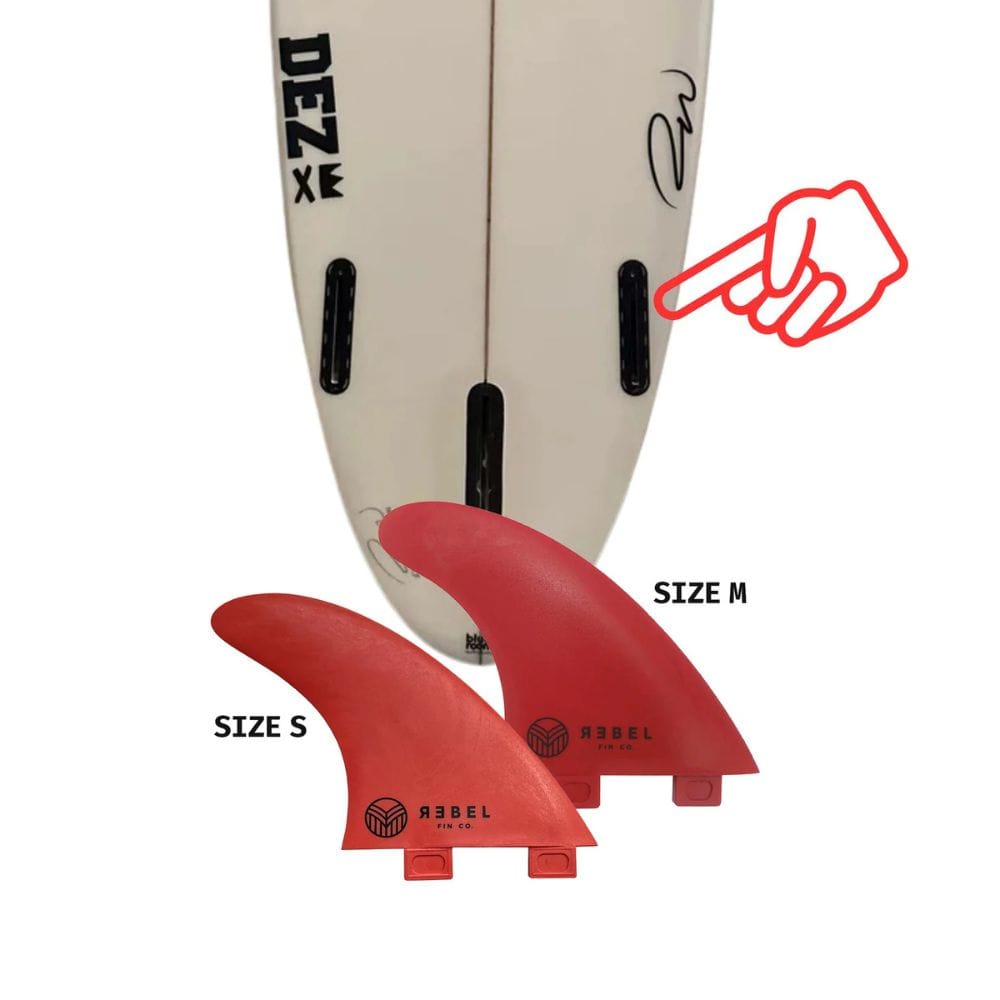 Zwei rote Rebel Fin - einzelne Finne (Glasfaser) von Rebel Fin, in den Größen S und M, sind vor einem Surfboard-Tail mit schwarzen Finnenkästen abgebildet. Eine rote Handgrafik zeigt auf einen Kasten und hebt diese recycelten Seitenfinnen hervor.