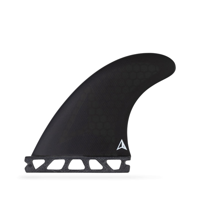 Eine einzelne schwarze ROAM Thruster Finne Set Allround ein Tab Surfboard Finne von Roam, mit einem Wabendesign und Logo in der Nähe der Basis. Mehrere rechteckige Ausschnitte an der Basis sorgen für Kompatibilität mit dem Futures Finbox System.