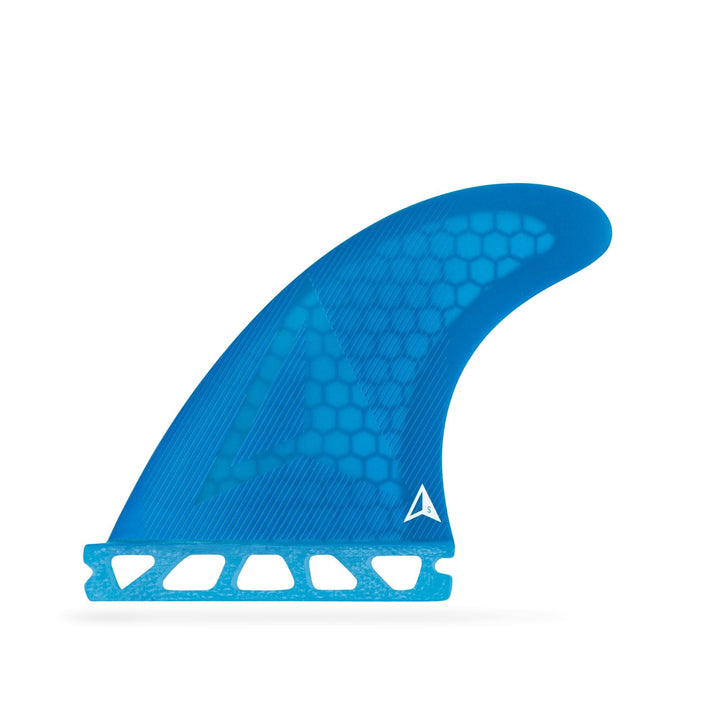 Eine einzelne blaue ROAM Thruster Fin Set Allround ein Tab Surfboard Finne von Roam, mit einer ausgeschnittenen Basis und einem kleinen dreieckigen Logo auf der unteren rechten Seite, kompatibel mit Futures Finbox, auf einem einfachen weißen Hintergrund gezeigt.