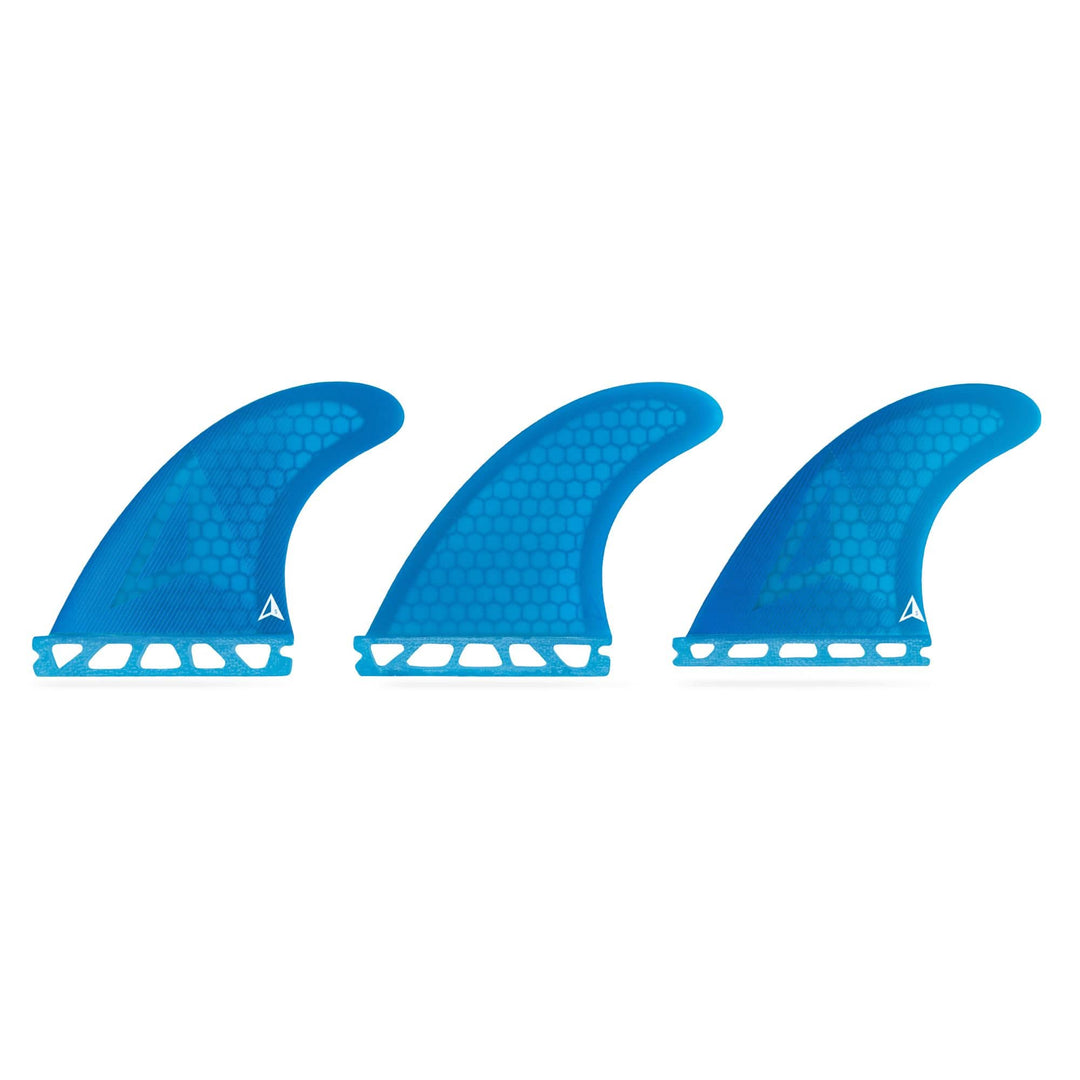 Drei identische blaue ROAM Thruster Finnen Set Allround One Tab Surfboard Finnen von Roam, mit Wabenmuster und soliden Basen, sind in einer Reihe angeordnet, um ihre Futures Finbox Kompatibilität vor einem weißen Hintergrund zu präsentieren.