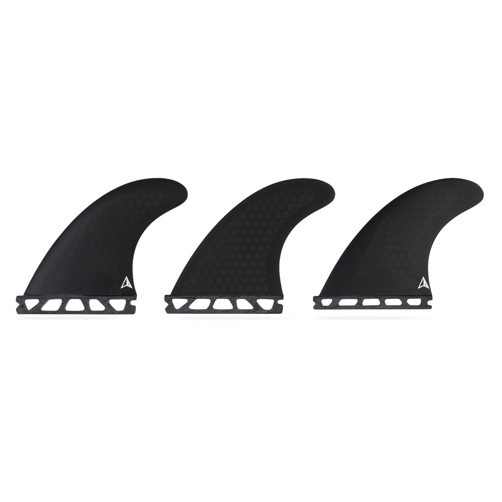 Drei schwarze ROAM Thruster Finnen Set Allround One Tab Surfboard Finnen von Roam mit Wabenmuster und Basisausschnitt sind in einer Reihe nach links vor weißem Hintergrund angeordnet.