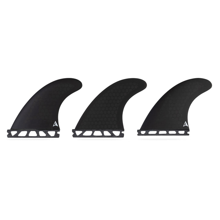 Drei schwarze ROAM Thruster Finnen Set Allround One Tab Surfboard Finnen von Roam mit Wabenmuster und Basisausschnitt sind in einer Reihe nach links vor weißem Hintergrund angeordnet.