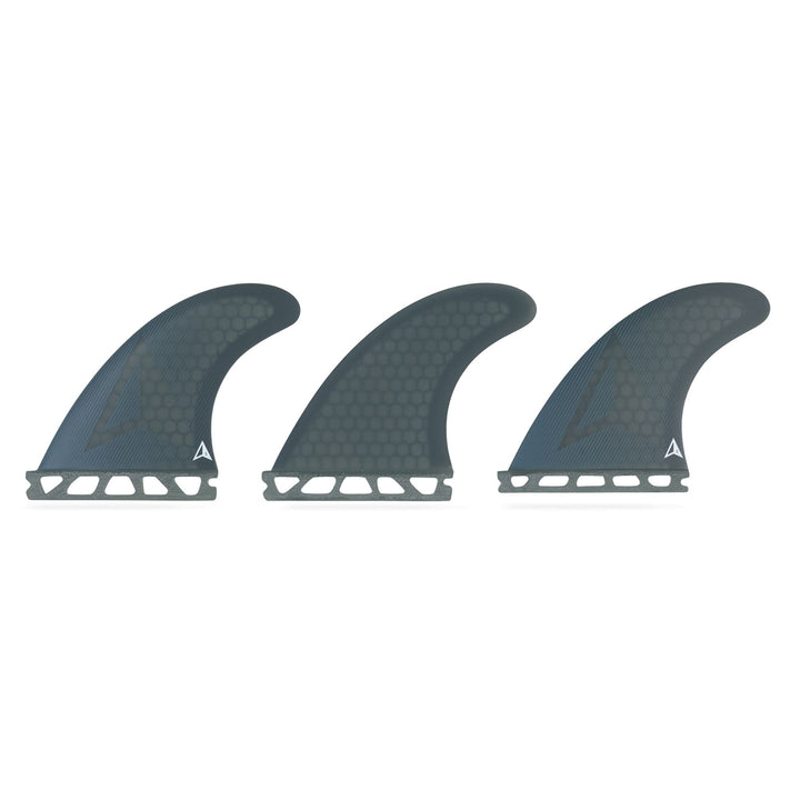 Drei dunkelgraue ROAM Thruster Finnen Set Allround One Tab Surfboard Finnen von Roam, mit Wabenmuster und geometrischem Logo, sind nebeneinander angeordnet - kompatibel mit der Futures Finbox.