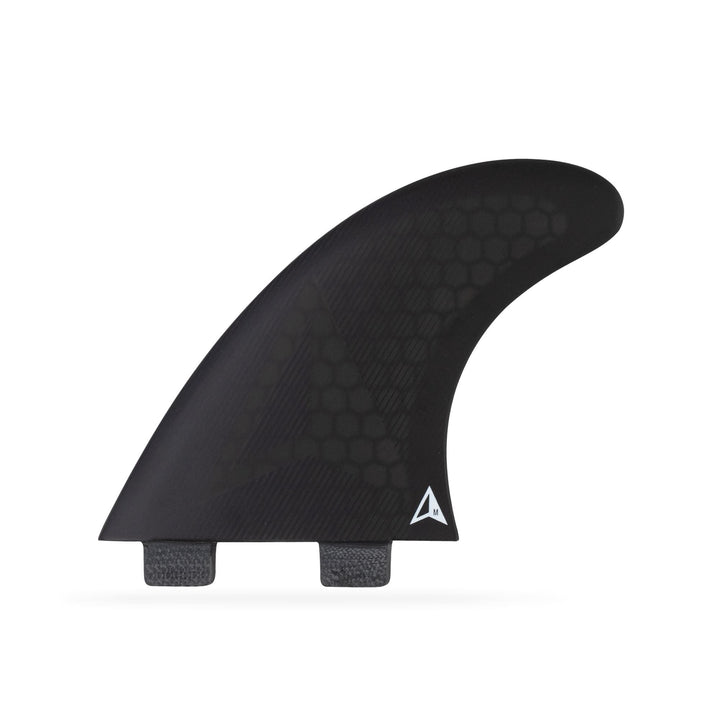 Eine einzelne schwarze ROAM Thruster Fin Set Allround zwei Tabs Surfboard Finne von Roam, mit einem subtilen Wabenmuster, zwei Befestigungs Tabs und einem kleinen geometrischen Logo in der Nähe der Basis, auf einem weißen Hintergrund.
