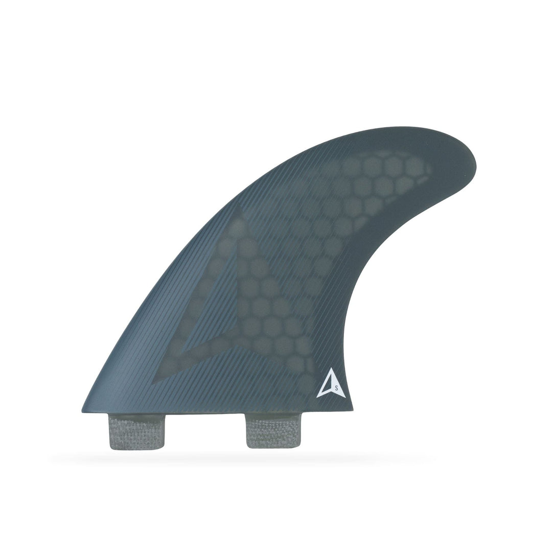 Das ROAM Thruster Finnen Set Allround two tab von Roam verfügt über eine einzelne dunkelgraue Finne mit Wabenmuster, geometrischem Logo und Dual Plug Base - ideal für deinen Thruster Finnensatz oder zur Aufrüstung deines Surfboard Finnen Setups.