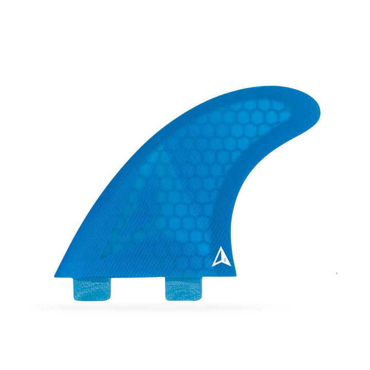 Eine einzelne blaue ROAM Thruster Fin Set Allround Surfboard Finne von Roam, mit zwei Befestigungslaschen, einem kleinen weißen dreieckigen Logo und einem Wabenmuster für leichte Stärke. Abgebildet auf einfarbig weißem Hintergrund.