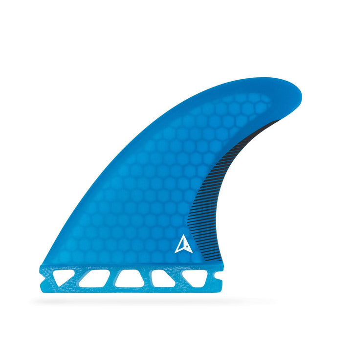 Die ROAM Thruster Fin Set Performer one tab von Roam hat eine einzelne blaue Finne mit Wabenmuster, schwarzen Streifen an der Basis und einem kantigen Logo - ideal für dein Performance Shortboard. Abgebildet auf einfarbig weißem Hintergrund.