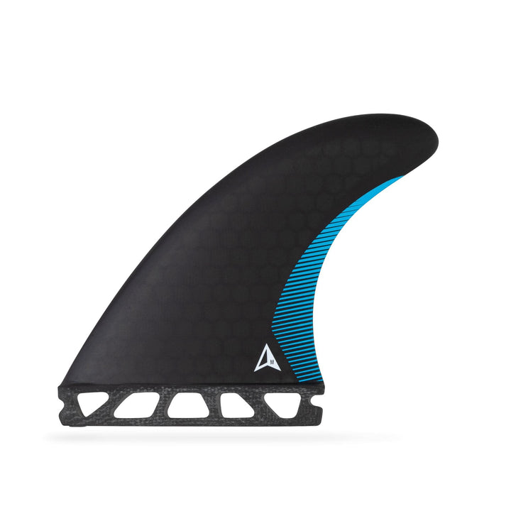 Das ROAM Thruster Finnenset Performer one tab von Roam in Schwarz mit blauem Streifen und ausgeschnittener Basis verfügt über ein kleines dreieckiges Logo im unteren Bereich - ideal für Performance-Shortboards und auf weißem Hintergrund.
