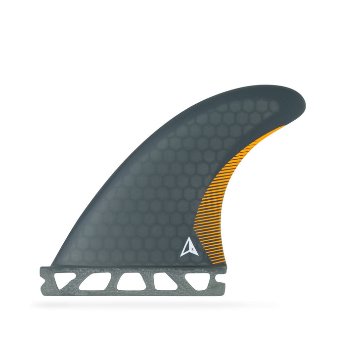 Die ROAM Thruster Fin Set Performer one tab von Roam verfügt über eine einzelne Wabenfinne mit sechseckigem Muster, dunkelgrauer Farbe, orangefarbenem Basisakzent und Gitterdesign - ideal für Performance Shortboards. Abgebildet auf einem weißen Hintergrund.