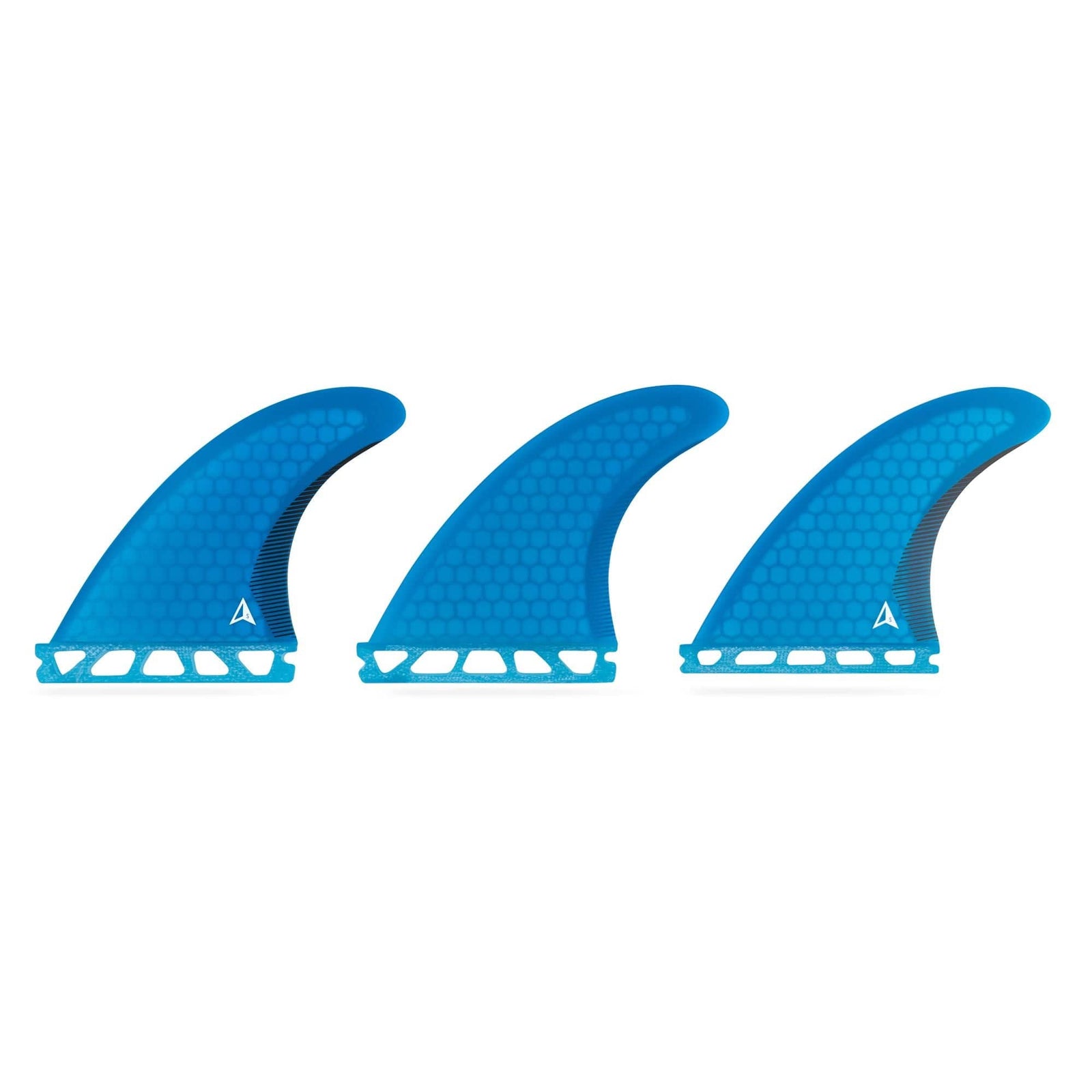 Drei blaue ROAM Thruster Fin Set Performer One-Tab-Flossen von Roam sind nebeneinander abgebildet, jede mit einem Wabenmuster und einer Single-Tab-Basis für Futures Finbox, die eine zuverlässige Leistung für das Surfen vor einem sauberen weißen Hintergrund bieten.
