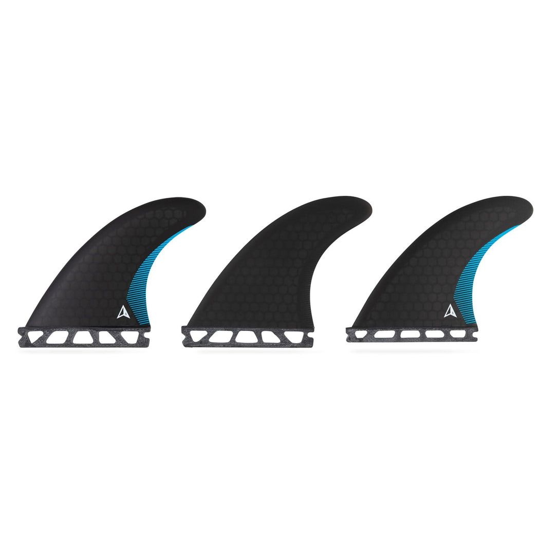 Drei identische ROAM Thruster Fin Set Performer one tab fins von Roam, schwarz mit Wabenstruktur und blauen Akzenten, entworfen für Futures Finbox, sind aufrecht in einer Reihe vor weißem Hintergrund dargestellt.