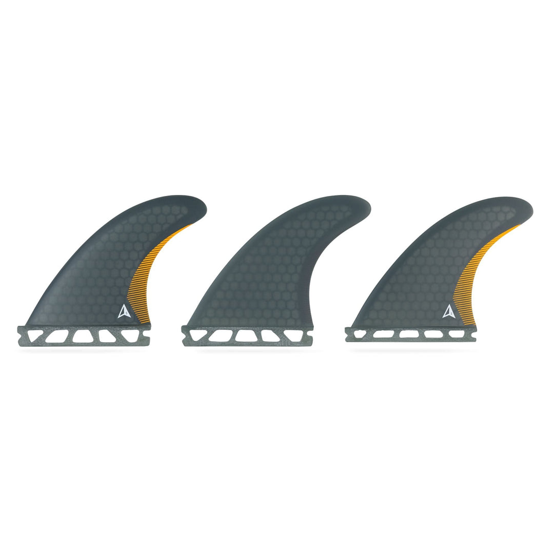 Drei graue ROAM Thruster Fin Set Performer One Tab Finnen von Roam mit einem Wabenmuster mit gelben Akzenten an der Basis und an der Seite, die für das Performance-Surfen entwickelt wurden, sind in einer Reihe auf einem weißen Hintergrund angeordnet.