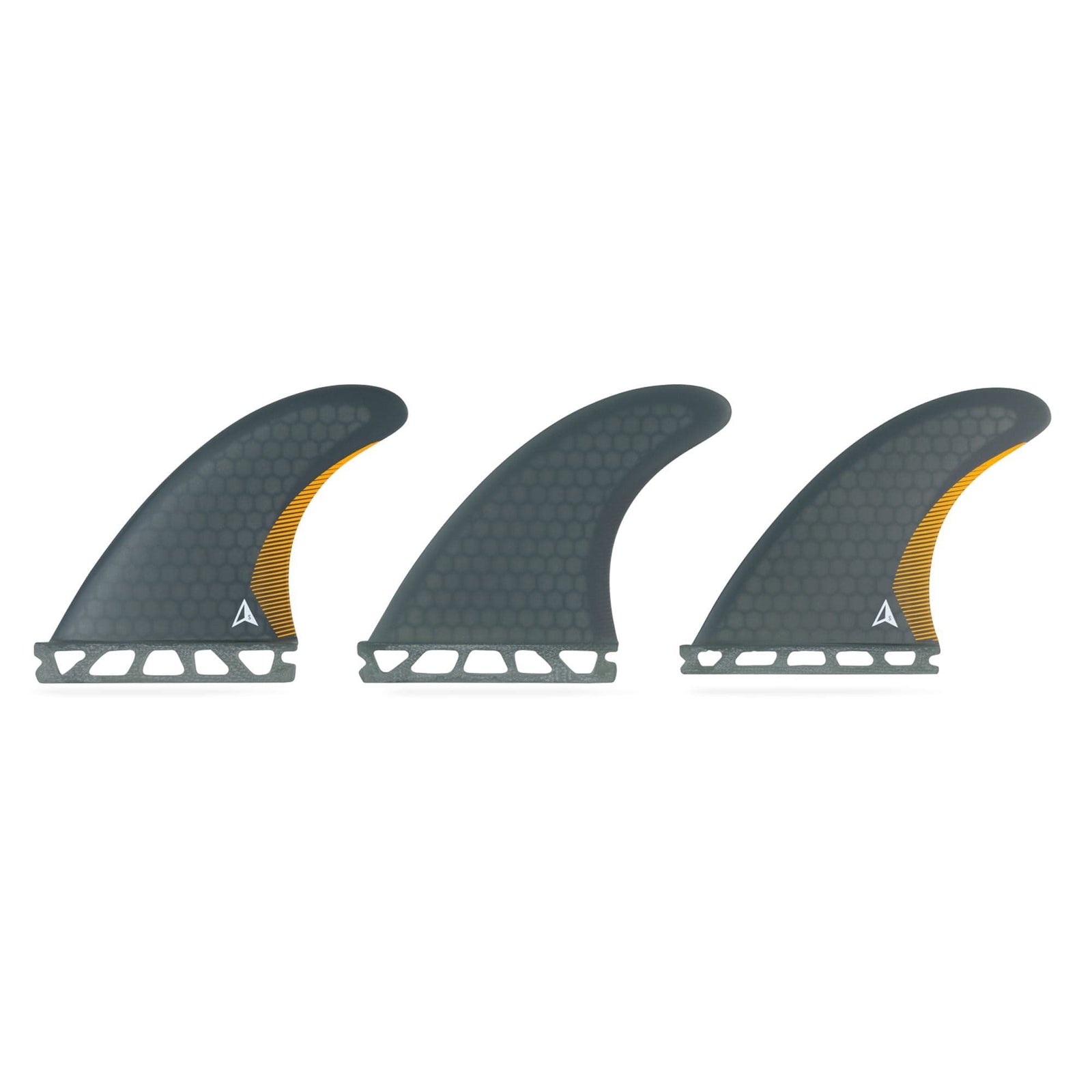 Drei graue ROAM Thruster Fin Set Performer One Tab Finnen von Roam mit einem Wabenmuster mit gelben Akzenten an der Basis und an der Seite, die für das Performance-Surfen entwickelt wurden, sind in einer Reihe auf einem weißen Hintergrund angeordnet.