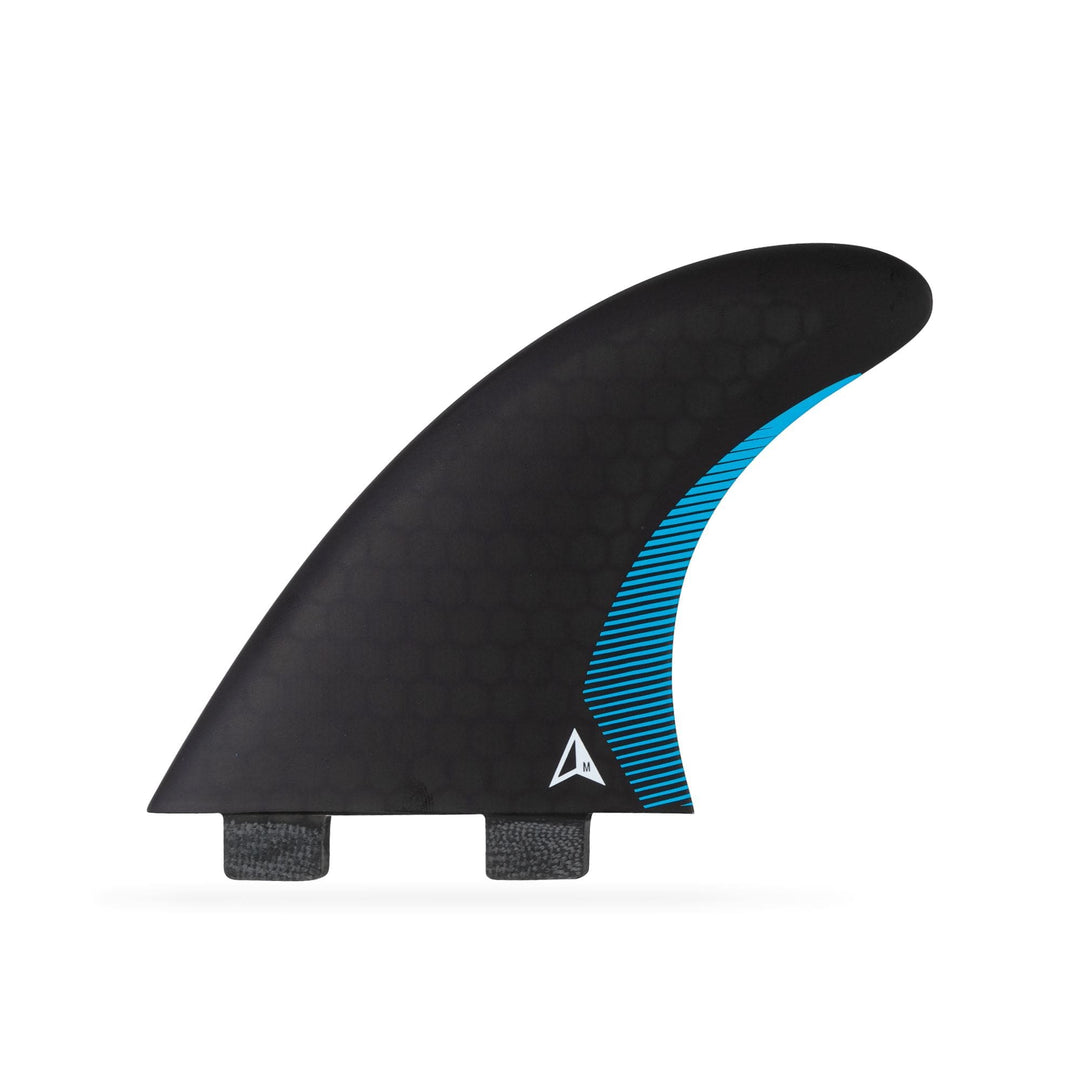 Das ROAM Thruster Fin Set Performer two tab von Roam besteht aus einer einzelnen schwarzen Wabenflosse mit blauem Streifen und einem kleinen weißen Dreieckslogo in der Nähe der Basis und ist für das Performance-Surfen konzipiert. Angezeigt auf einem schlichten weißen Hintergrund.