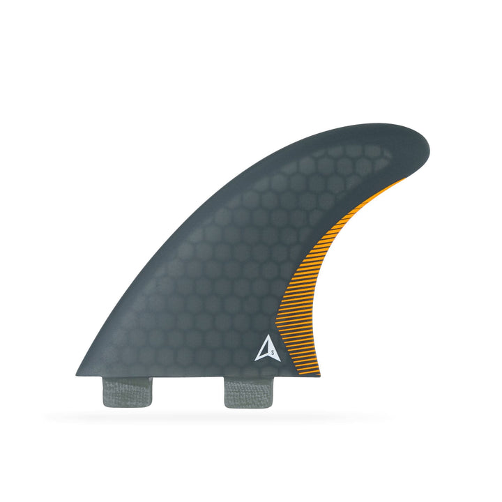 Eine einzelne dunkelgraue ROAM Thruster Fin Set Performer two tab von Roam mit Wabenmuster und orangefarbenen Streifen - ideal für Top-Performance-Surfen oder als Teil deines Thruster-Flossen-Sets.