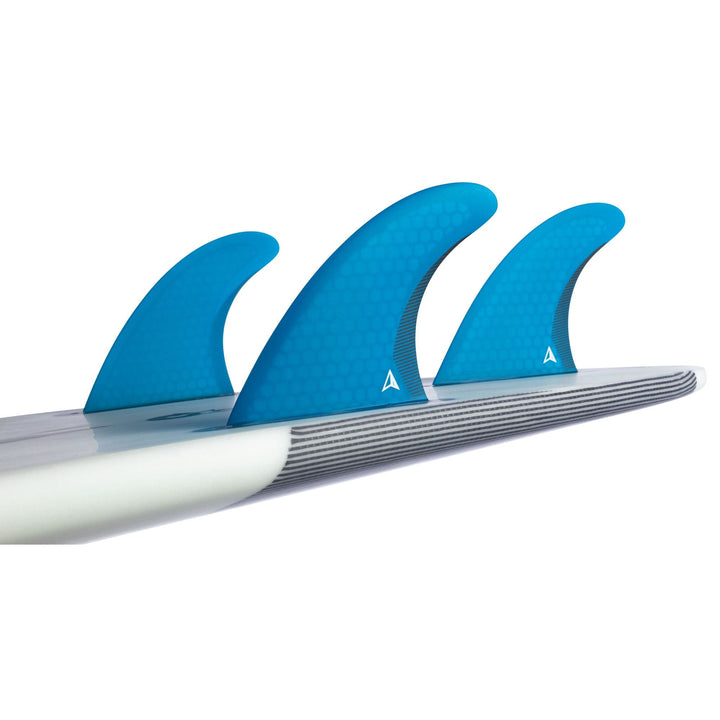 Nahaufnahme von drei blauen ROAM Thruster Fin Set Performer two tab von Roam, die an der Unterseite eines weißen Surfbretts mit grau gestreiften Rails befestigt sind, vor einem schlichten weißen Hintergrund - ideal für Performance-Surfen.