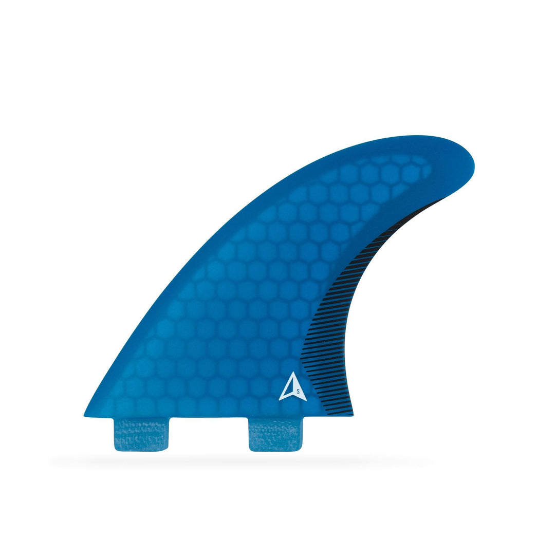 Das blaue ROAM Thruster Fin Set Performer two tab von Roam für Performance-Surfen ist mit einem weißen dreieckigen Logo in der Nähe der Basis versehen und wird vor einem schlichten weißen Hintergrund gezeigt.
