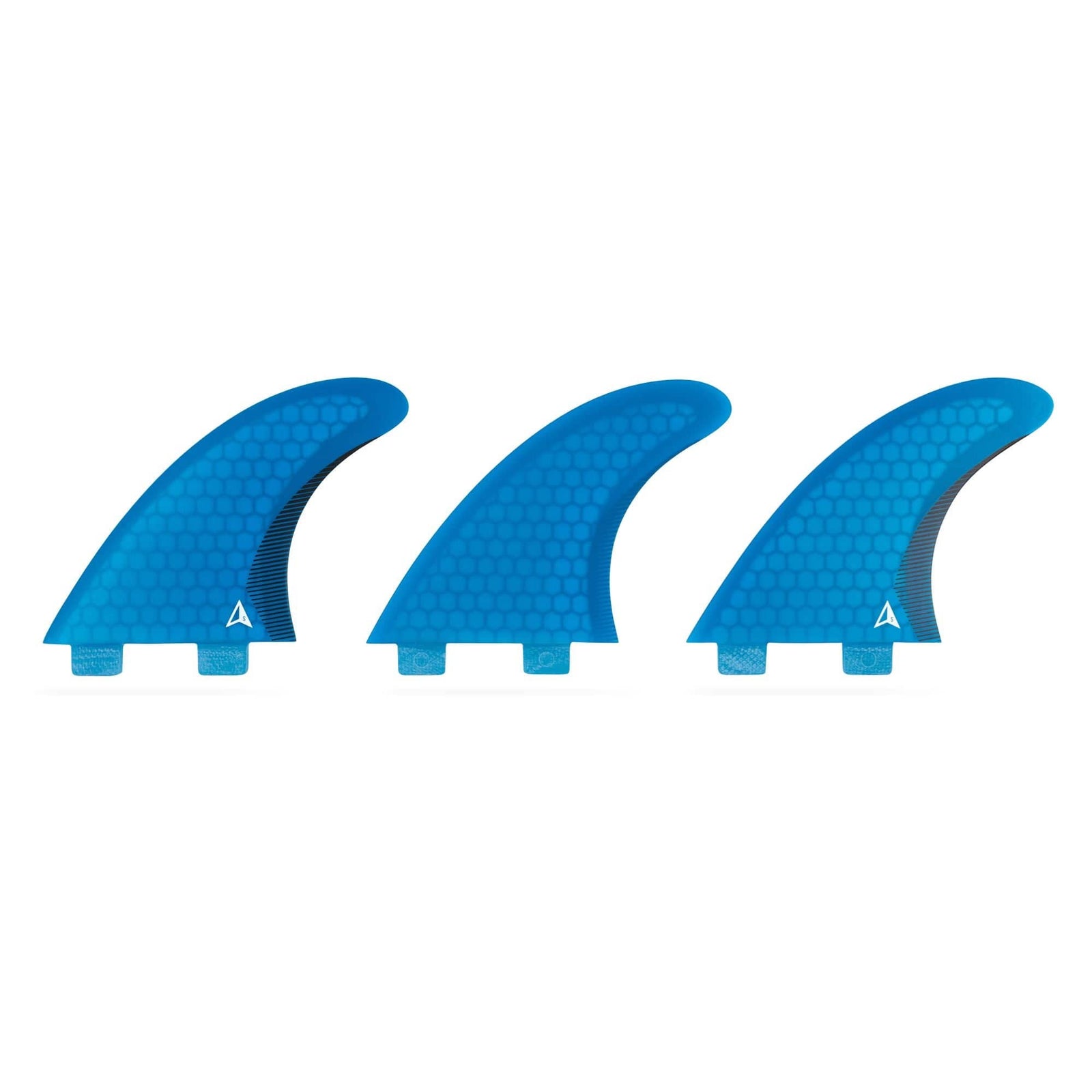 Drei blaue ROAM Thruster Finnen Set Performer zwei Tabs Surfboard Finnen von Roam sind nebeneinander angeordnet, jede mit zwei Tabs an der Basis für einfache Befestigung - perfekt als Thruster Set für Performance Surfing.