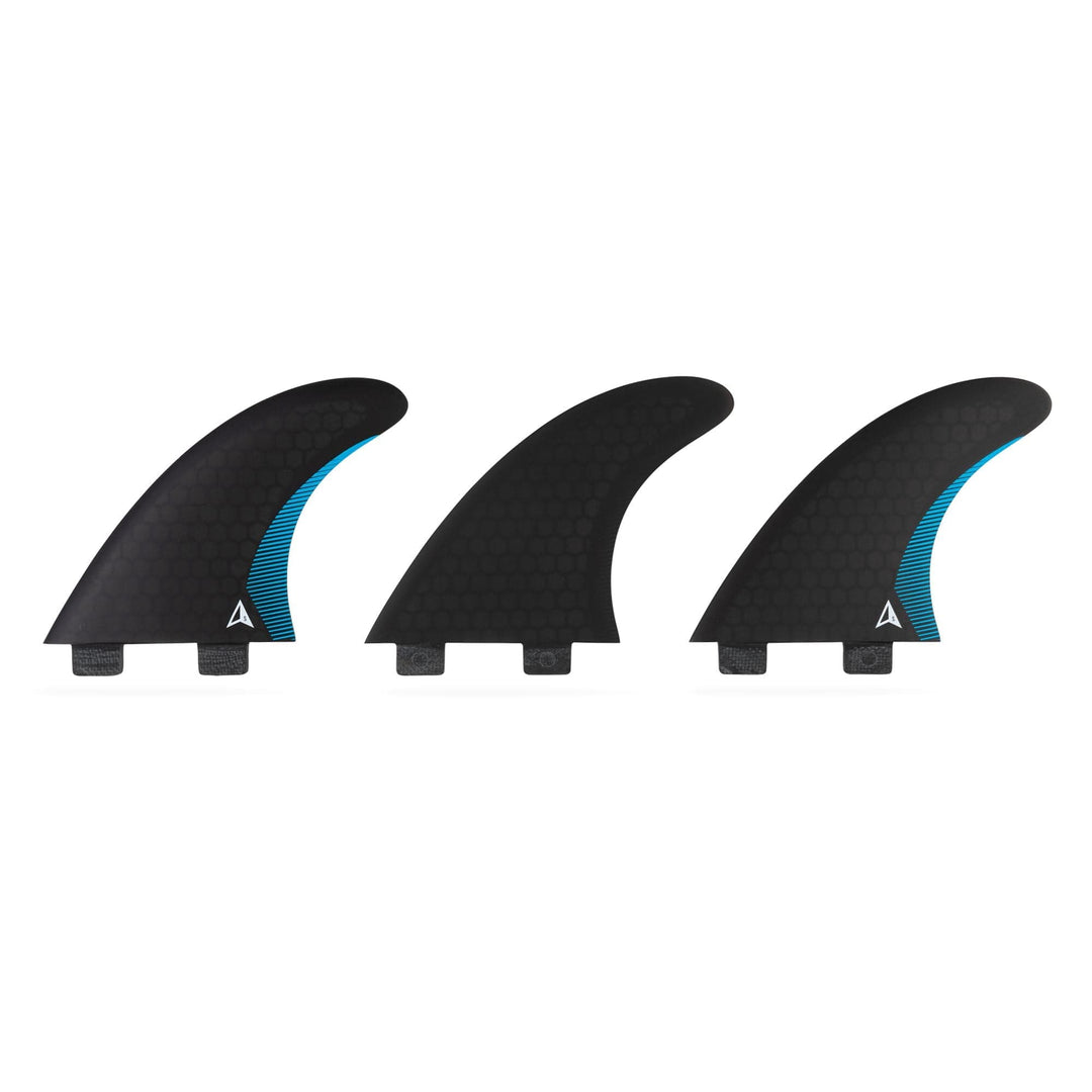 Drei schwarze ROAM Thruster Finnen Set Performer zwei Tabs Surfboard Finnen von Roam, mit blauen Akzenten und einem weißen Dreieck Logo, vor einem weißen Hintergrund gezeigt. Ideal für Performance-Surfen mit einfacher Montage.