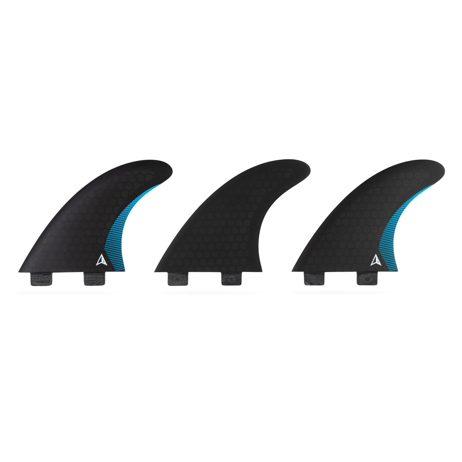 Drei schwarze ROAM Thruster Finnen Set Performer zwei Tabs Surfboard Finnen von Roam, mit blauen Akzenten und einem weißen Dreieck Logo, vor einem weißen Hintergrund gezeigt. Ideal für Performance-Surfen mit einfacher Montage.