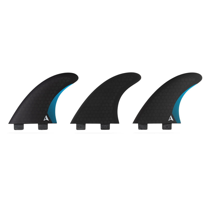Drei schwarze ROAM Thruster Finnen Set Performer zwei Tabs Surfboard Finnen von Roam, mit blauen Akzenten und einem weißen Dreieck Logo, vor einem weißen Hintergrund gezeigt. Ideal für Performance-Surfen mit einfacher Montage.