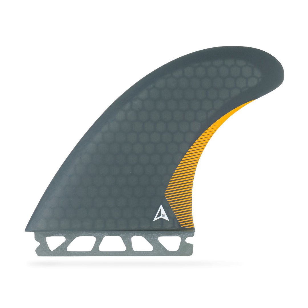 Das graue ROAM Twin Fin Set Medium one tab von Roam hat einen diagonalen gelben Streifen, ein kleines dreieckiges Logo in der Nähe der Basis und Ausschnitte an der Basis zur einfachen Befestigung der Futures Finbox.